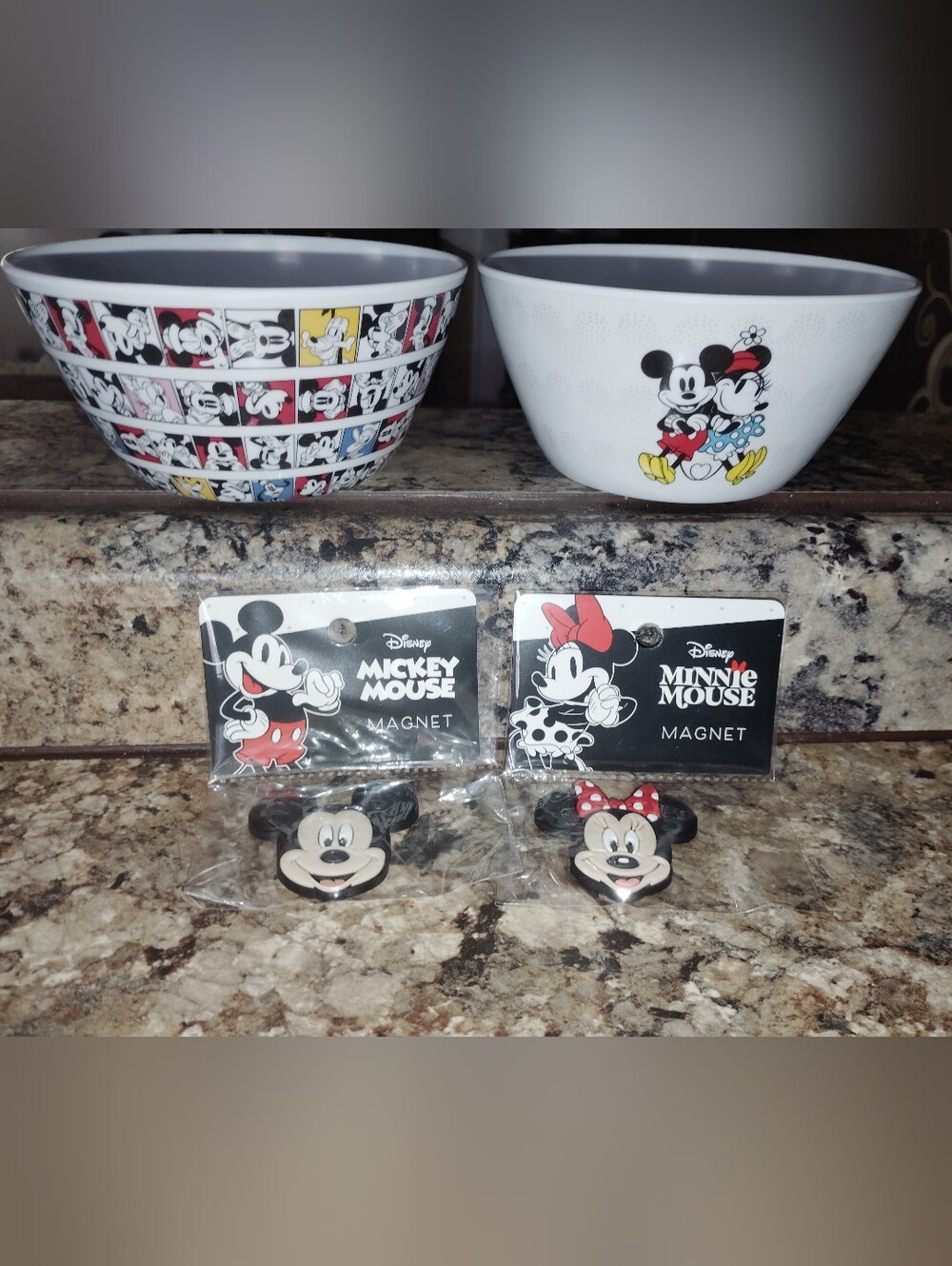 Mickey and Minnie kitchen set includes two bowls and two magnets all brand new - Picture 6 of 6